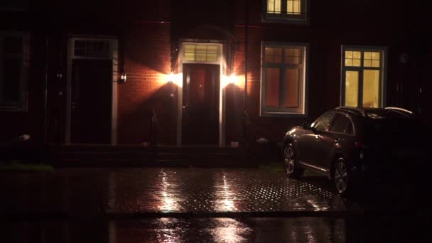 Engelse stijl huis en geparkeerde auto in de regenachtige nacht — Stockvideo