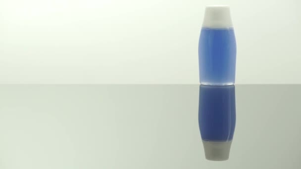 Tvätta lotion separerar delas i två delar — Stockvideo