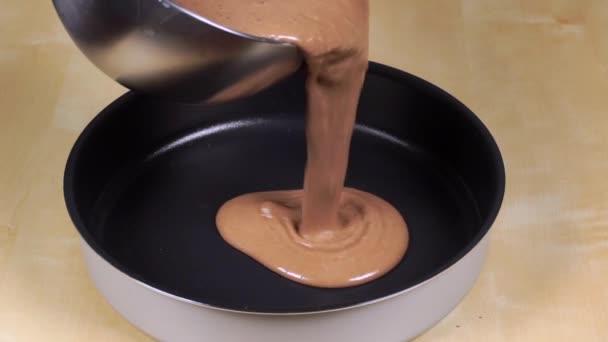 Verter masa de chocolate en una lata de pastel — Vídeos de Stock