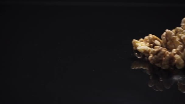 Груда грецких орехов и женская рука с лаком для ногтей — стоковое видео