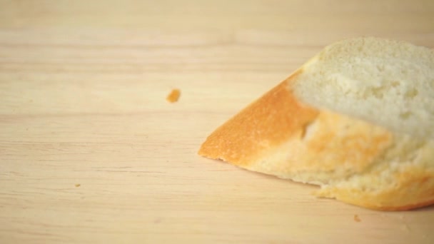 Coupe pain français baguette horizontale gros plan dolly shot — Video