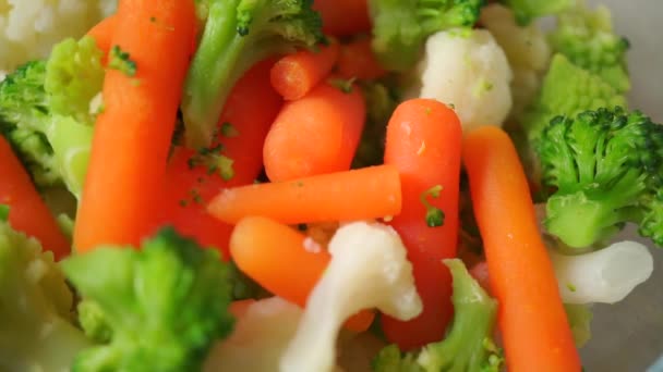 Закрыть яркий овощной салат — стоковое видео
