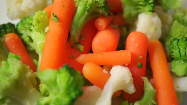 Adicionando sal à salada vegetal, close up vídeo — Vídeo de Stock