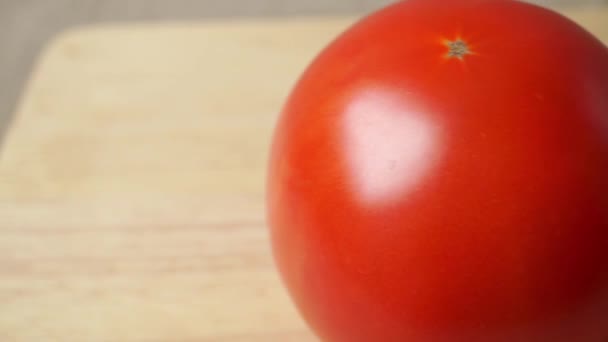 Twee hele rode tomaten close-up dolly schot — Stockvideo