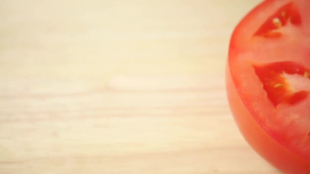 De helft van de rode tomaat op een lichte snijplank, dolly schot — Stockvideo