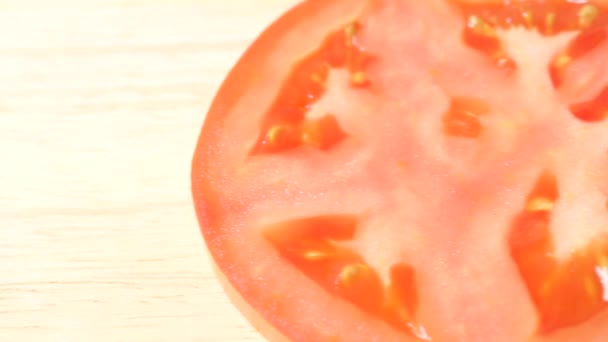 Rote Tomaten aus nächster Nähe schneiden — Stockvideo