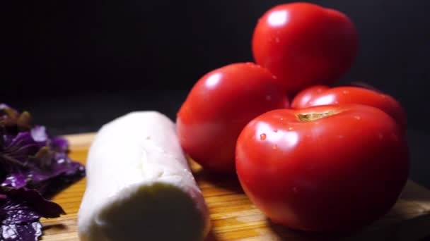 Ingredienti per insalata italiana e mano femminile con foglia di basilico — Video Stock