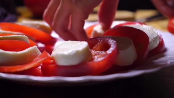 Tomates e mozzarella queijo salada close up vídeo — Vídeo de Stock