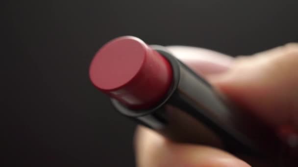 Close up de novo batom vermelho em uma bela mão menina — Vídeo de Stock