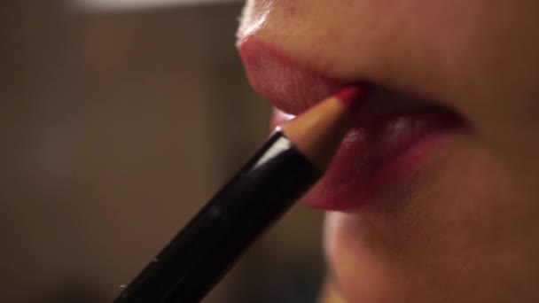 Gadis menggunakan pensil bibir merah, video makro — Stok Video