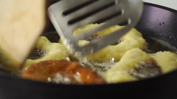 Virando quatro donuts de fritura, close up vídeo — Vídeo de Stock