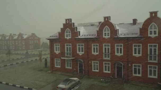 Vroege sneeuw op stadshuizen van rode baksteen — Stockvideo