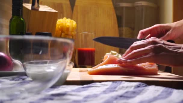 Mãos femininas cortando filé de frango — Vídeo de Stock