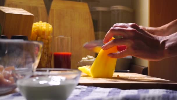 Manos femeninas cortando pimiento amarillo — Vídeo de stock