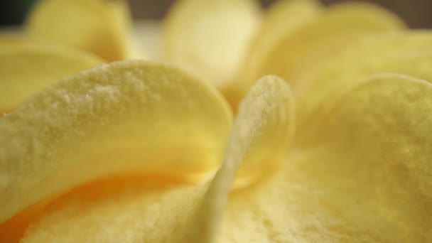 Batatas fritas em uma placa rotativa, close up vídeo — Vídeo de Stock