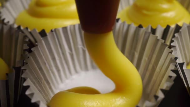 Muffin tészta üzembe egy nyomtatott űrlapot, zár-megjelöl videóinak — Stock videók