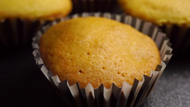 Weiße Sahne auf Muffin geben, Nahaufnahme-Video — Stockvideo