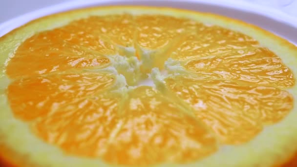 Roterende schot van gesneden sinaasappel, macro video — Stockvideo