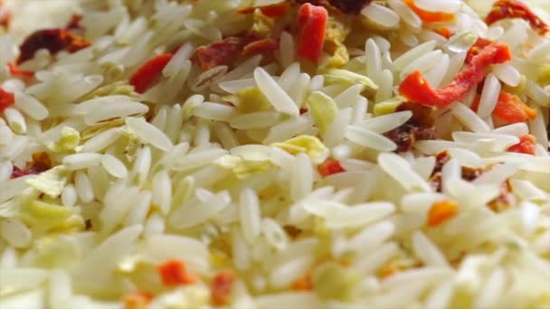 Forgó halom nyers rizst és zöldségek — Stock videók