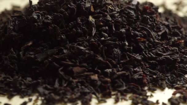 Roterende stapel van zwarte thee — Stockvideo