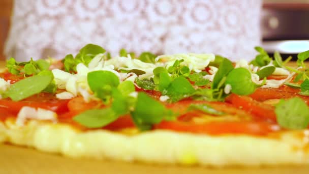 Dökme küçük parçalar halinde ev yapımı pizza margarita üzerinde peynir — Stok video