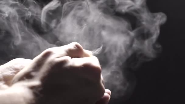 Boucles de fumée de l'homme les mains vides, fin de la fumée, vidéo au ralenti — Video