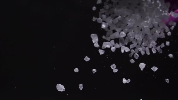 Menuang garam kasar di atas meja kaca, tampilan dari bawah — Stok Video