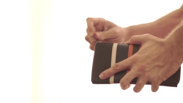 Genç adam onun kredi kartıyla ödeme izole atış beyaz arka plan — Stok video