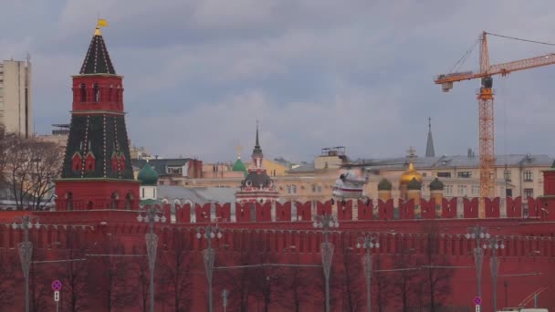 Russische president helikopter landing in Kremlin van Moskou — Stockvideo