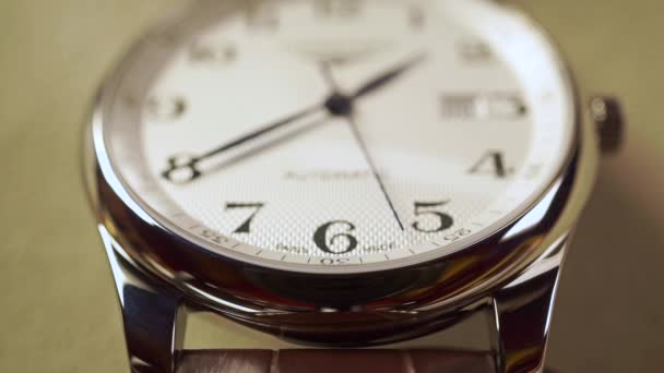 Дорогий наручний годинник вертикальний крупним планом — стокове відео