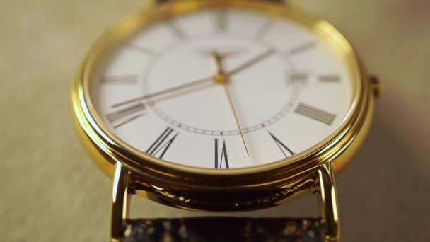 Gyllene klassisk wrist watch makro skott. Slow motion video — Stockvideo