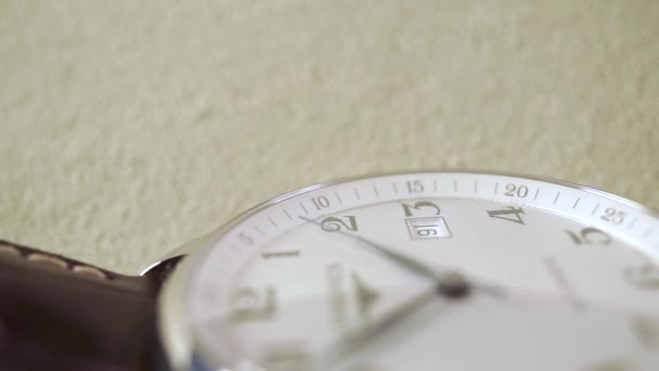 Relógio de pulso caro horizontal close-up tiro — Vídeo de Stock