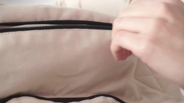 Jeune femme main zippant sac de sport léger — Video