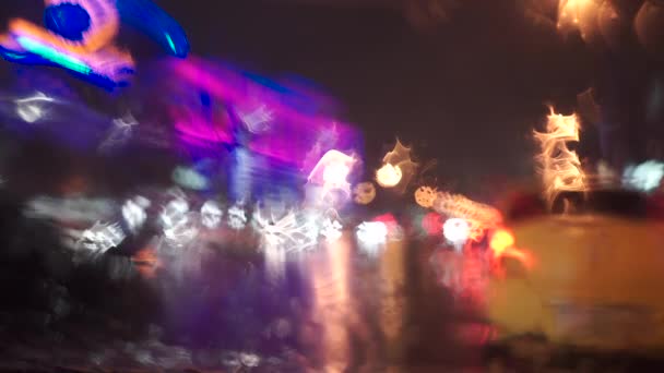 Πινακίδες νέον και βροχερή νύχτα φώτα δρόμου bokeh. 50 χιλιοστά f1.8 — Αρχείο Βίντεο