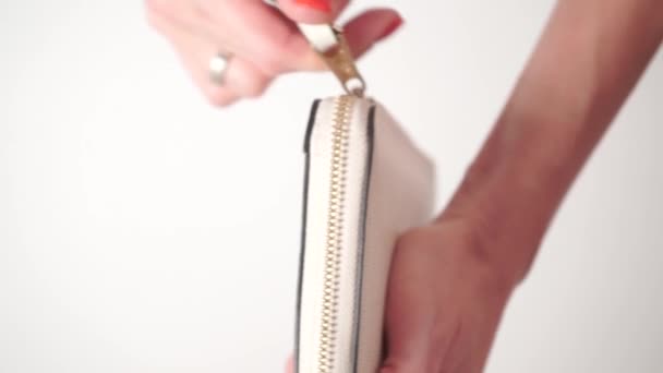 Chica con esmalte de uñas rojo abriendo su bolso blanco con tarjetas de crédito — Vídeos de Stock