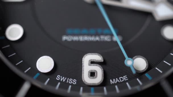 青い秒針付き黒の時計ダイヤル。ビデオのスローモーション マクロ — ストック動画