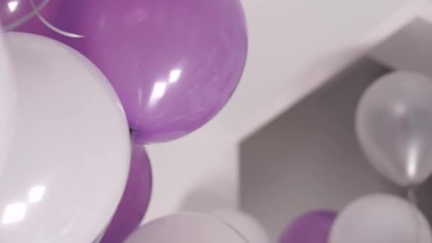 Meisje versieren moderne kamer met witte en roze helium ballonnen — Stockvideo