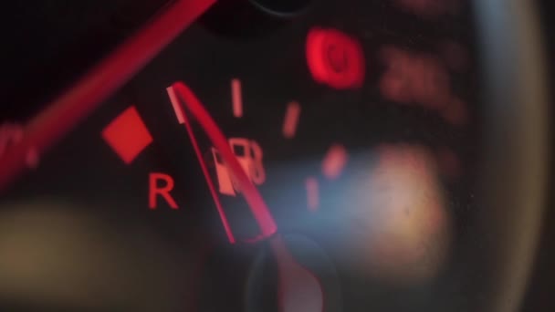 Autó üzemanyag felmérni, alacsony üzemanyag-szint mutató — Stock videók