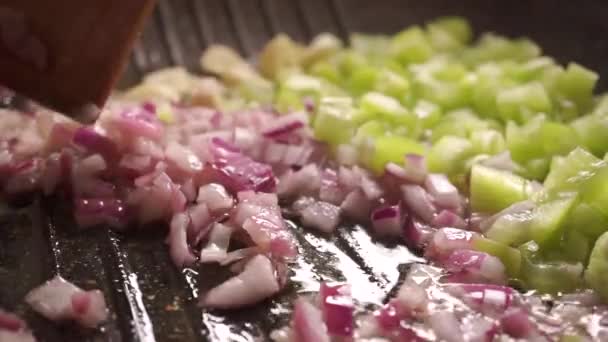 Kavurma ve soğan ve biberi karıştırma. Video kapatın — Stok video