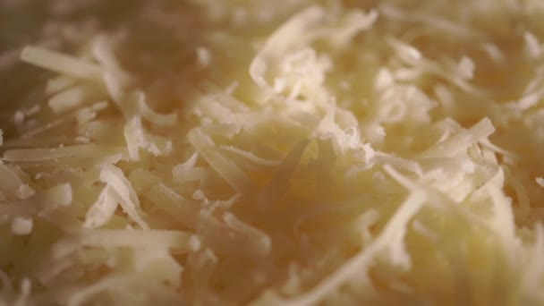 Чрезвычайно крупный план тертого желтого сыра — стоковое видео