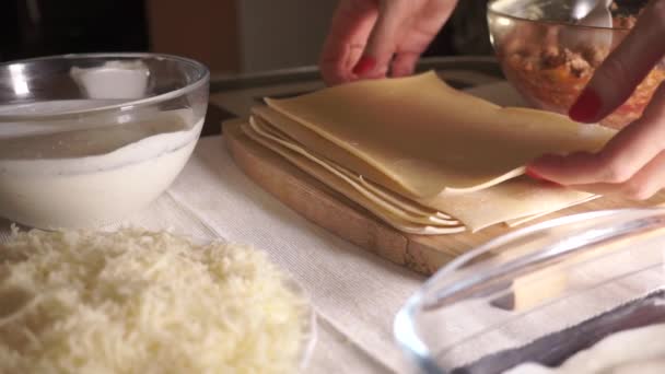 Preparação de lasanha caseira. Parte de um conjunto — Vídeo de Stock