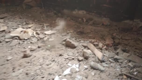 Molteplici proiettili di plastica airsoft colpiscono il pavimento in un edificio abbandonato — Video Stock