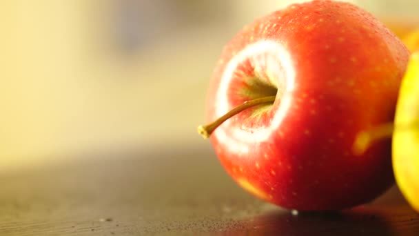 Červená jablka na stole — Stock video