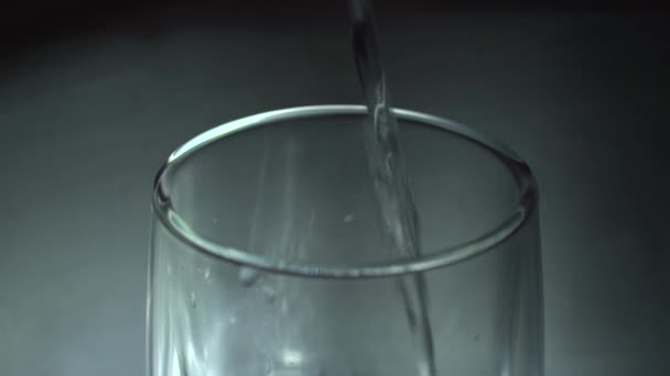 Eau coulant dans le verre — Video