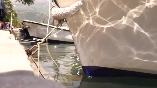 Schöne Aussicht auf das Boot in der Nähe der Seebrücke — Stockvideo
