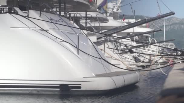 Yachts parkerade vid kaj — Stockvideo