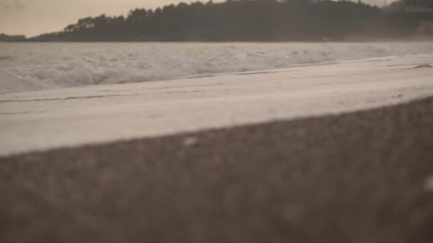Espuma do mar em uma areia marrom — Vídeo de Stock