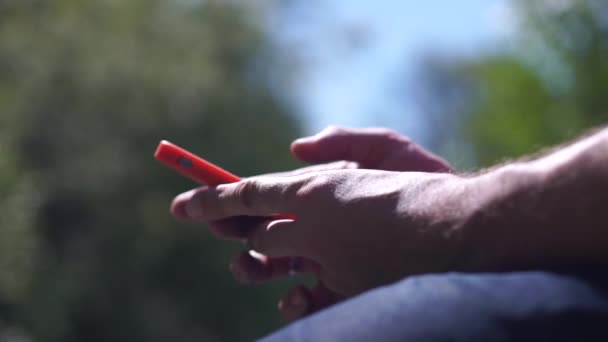 Man zoekt in de mobiele telefoon scherm — Stockvideo