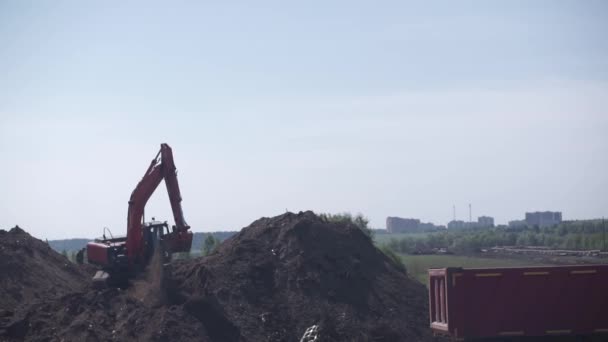 Escavadeira em um canteiro de obras — Vídeo de Stock