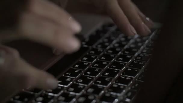 Laptop mit schnellen Fingern tippen — Stockvideo